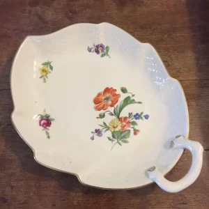 Bing & Grøndahl. Saktisk blomst creme, Asiet blad 23 cm. #199