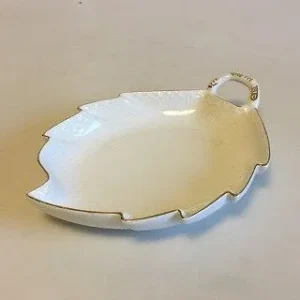 Royal Copenhagen Tradition Hvid Halvblonde m. Guld Bladformet fad No 548