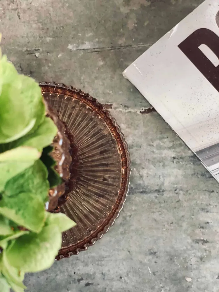 Lysfad i rillet glas – Mocca / brown