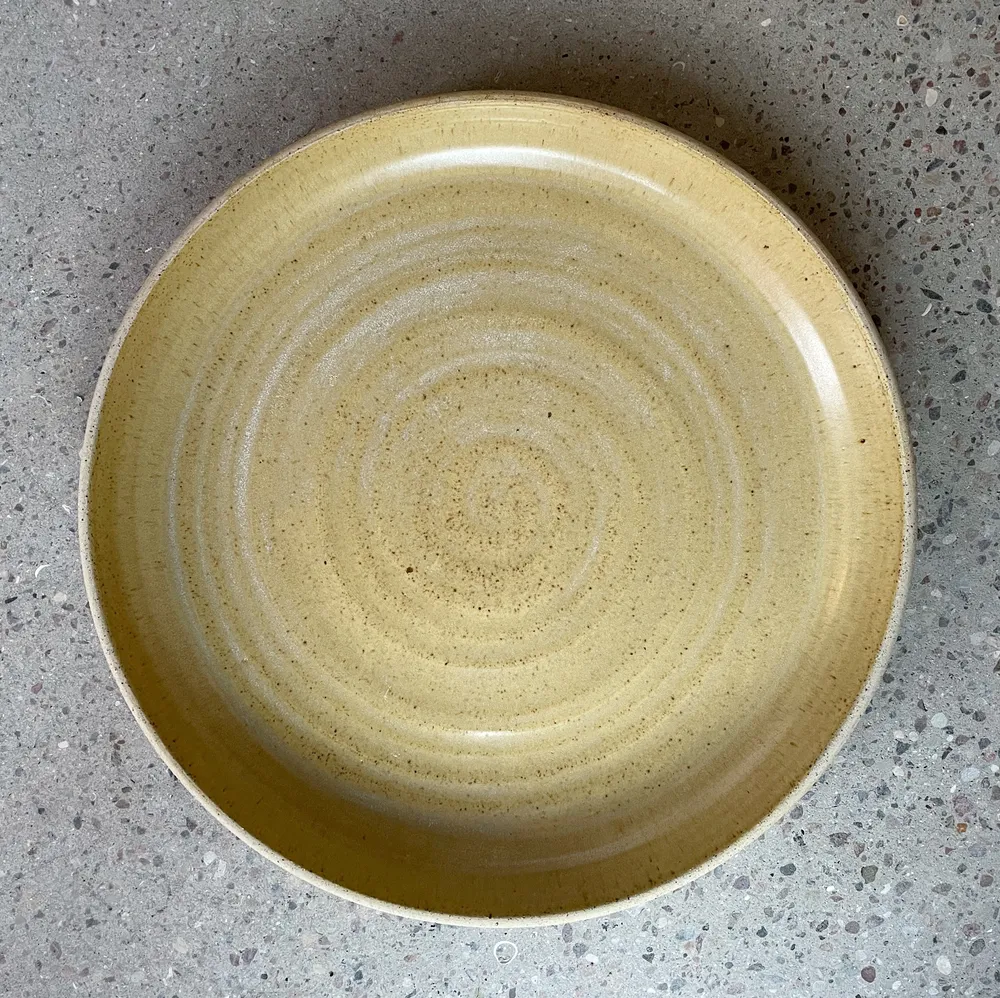 Hånddrejet stort fad (Ø:32 cm) - Amber