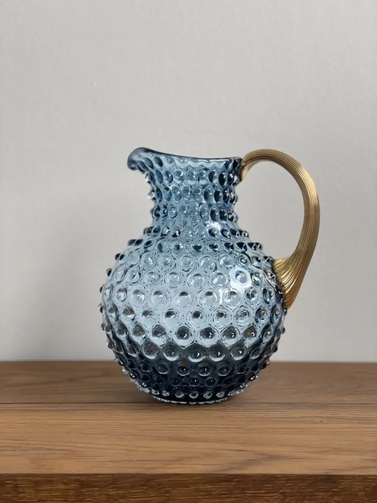 Anna von Lipa Paris Hobnail kande 2L med guldhåndtag, findes i flere farver.