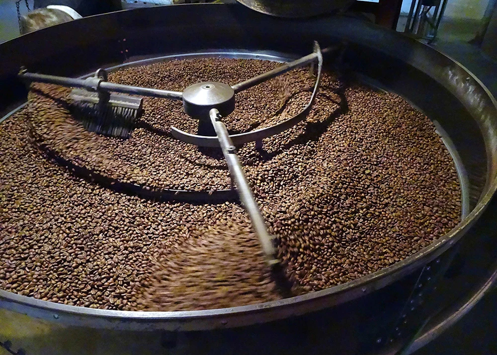 French Press Grinding coffee 13x18