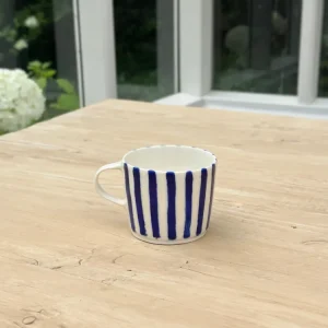 Ann-Louise Roman kaffekop - brede blå striber Brushed Stainless