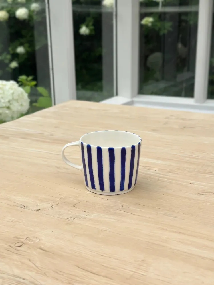 Ann-Louise Roman kaffekop - brede blå striber Brushed Stainless