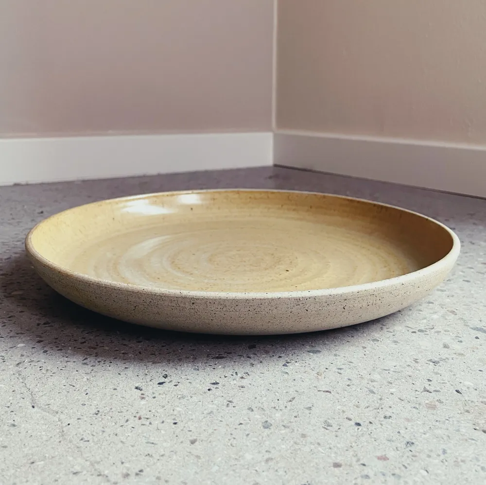 Hånddrejet stort fad (Ø:29 cm) - Amber