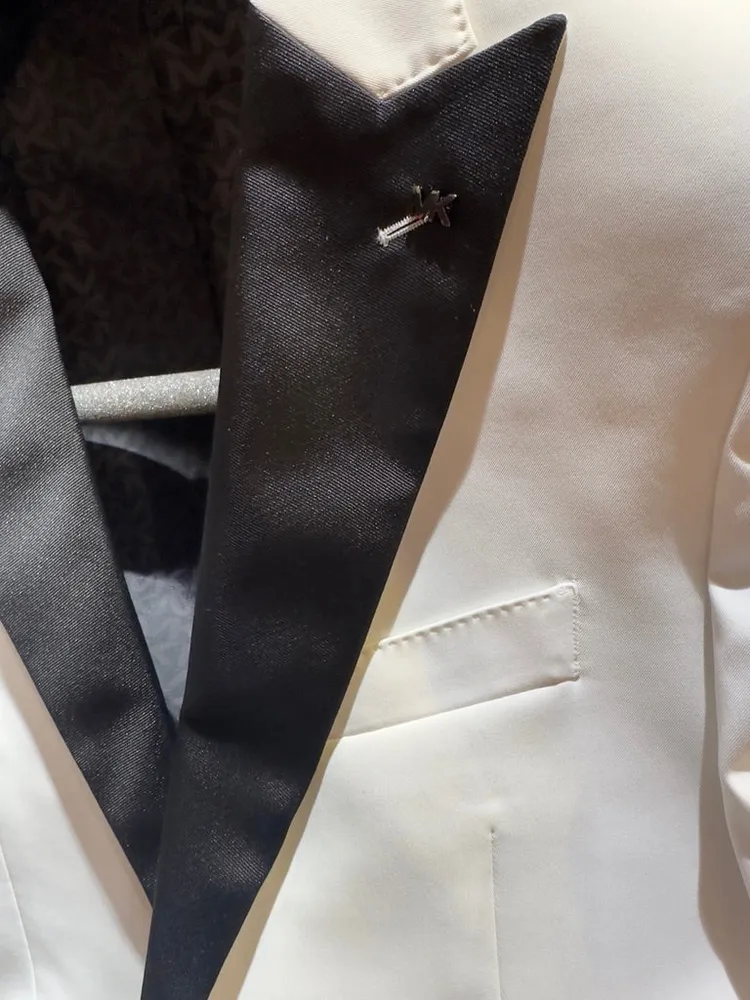 Dinnerjacket i Kridt med spidsrevers og sorte detaljer på lommer
