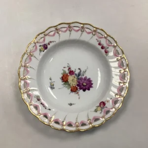 Royal Copenhagen Fuld Saksisk Blomst Dyb Tallerken med Gennembrudt Blondekant fra 1860-1890