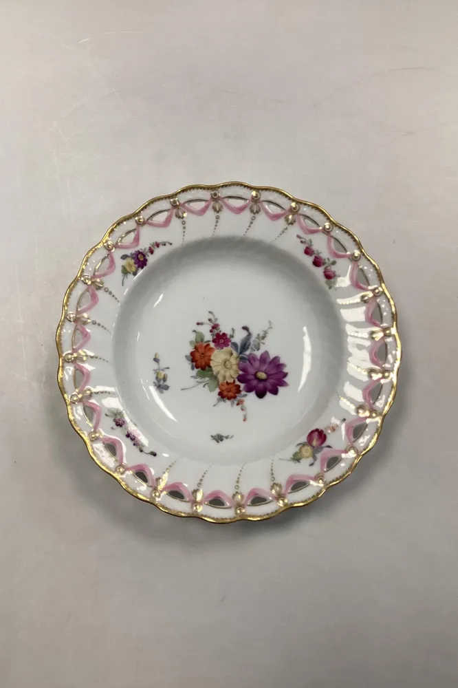 Royal Copenhagen Fuld Saksisk Blomst Dyb Tallerken med Gennembrudt Blondekant fra 1860-1890