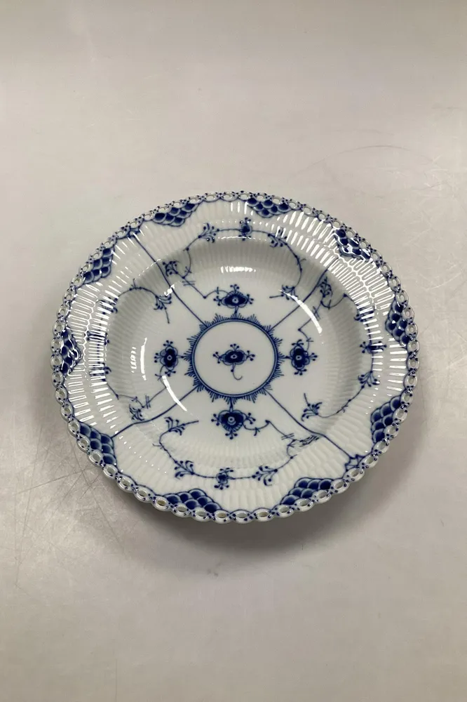 Royal Copenhagen Musselmalet Helblonde med gennembrudt kant Dyb Tallerken No 1/1078