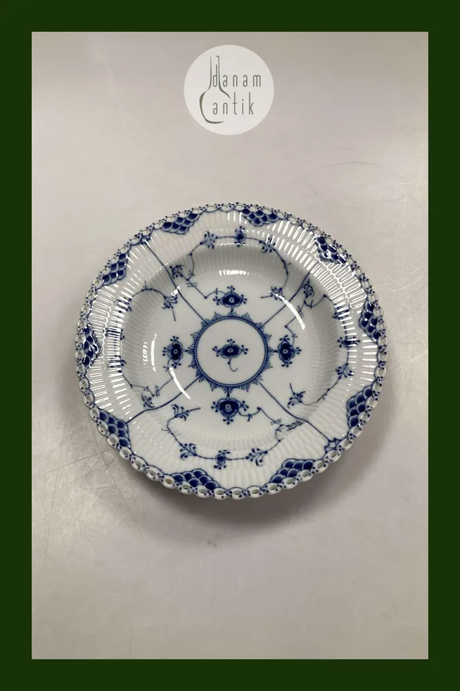 Royal Copenhagen Musselmalet Helblonde med gennembrudt kant Dyb Tallerken No 1/1078