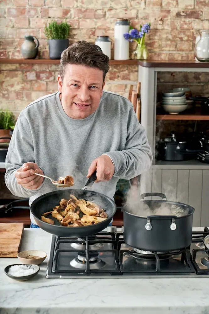 JAMIE OLIVER SAUTERPANDE 26 CM MED LÅG HARD ANODISED