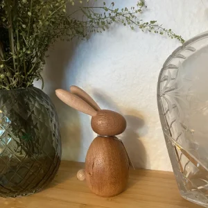 Kanin siddende H10 cm mahogni brun