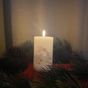 LED bloklys 1 stk. med rensdyrmotiv og 3D flamme - Creme