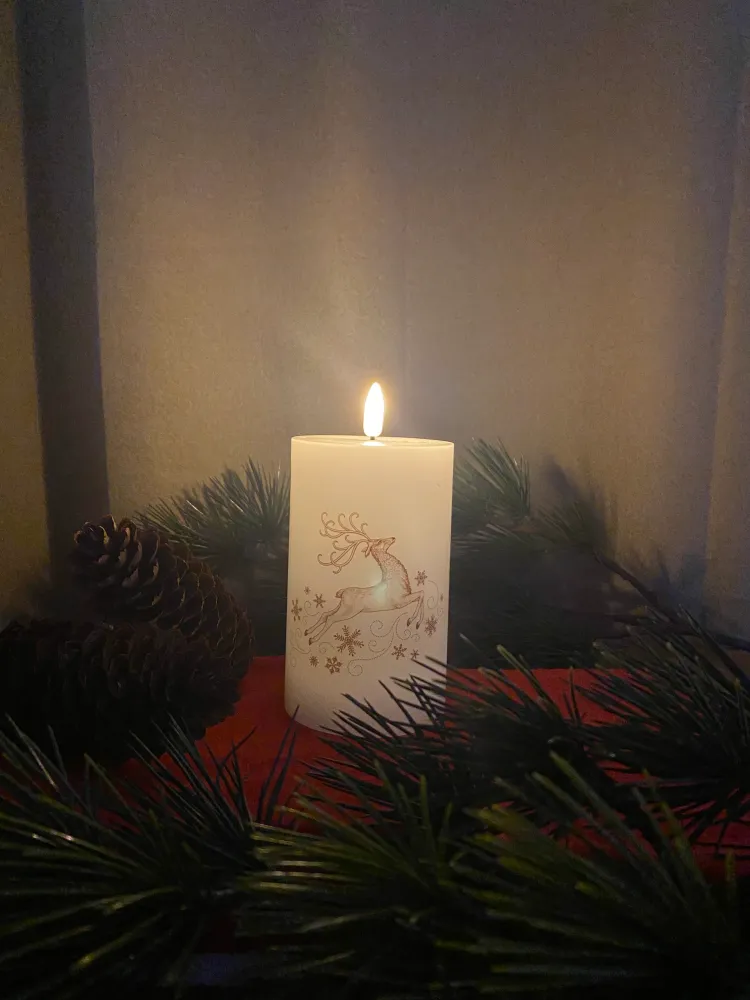 LED bloklys 1 stk. med rensdyrmotiv og 3D flamme - Creme