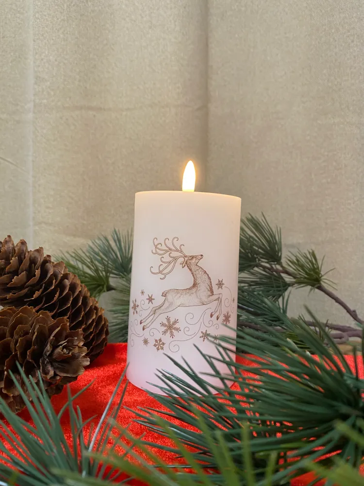 LED bloklys 1 stk. med rensdyrmotiv og 3D flamme - Creme