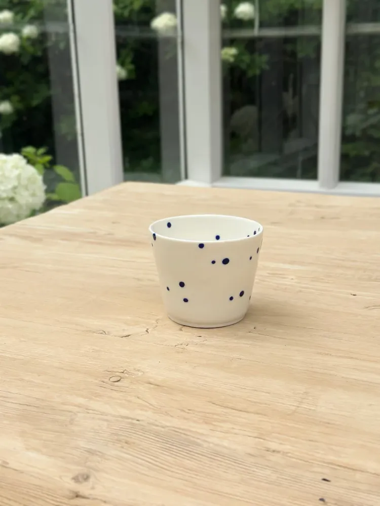 Ann-Louise Roman kaffeglas med små blå prikker