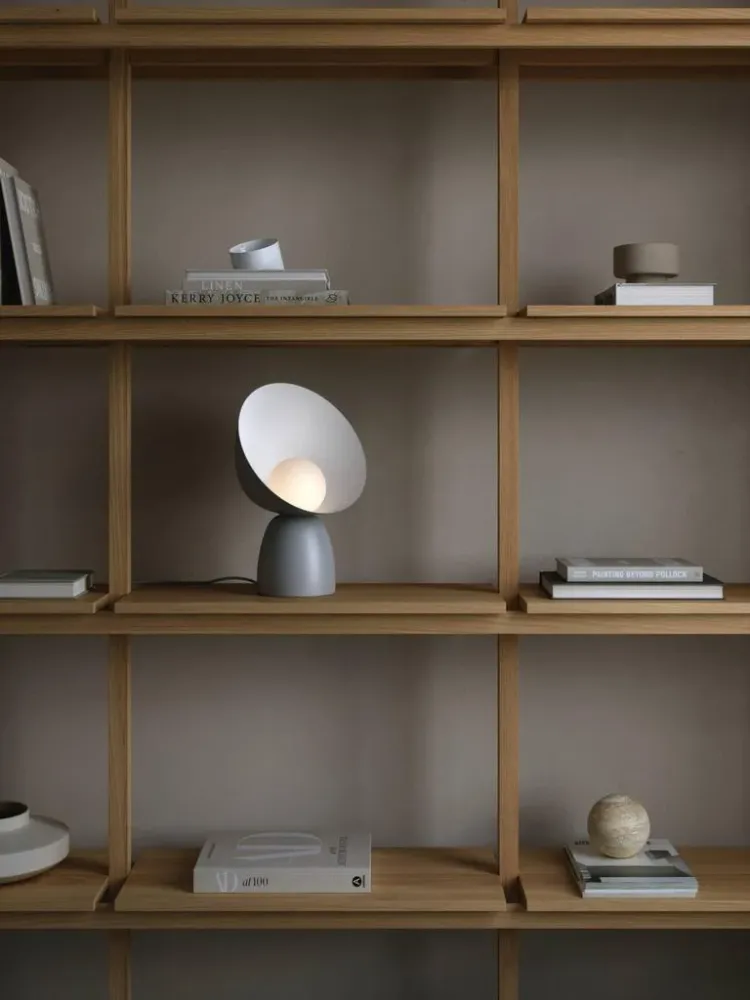 HELLO BORDLAMPE GRÅ 2220215010
