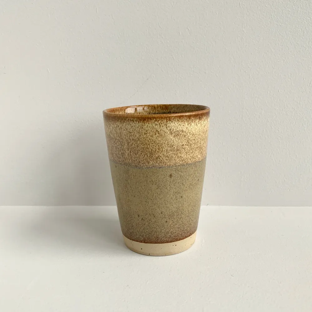 Høj Ø-kop fra Bornholms Keramikfabrik, Honey Mustard