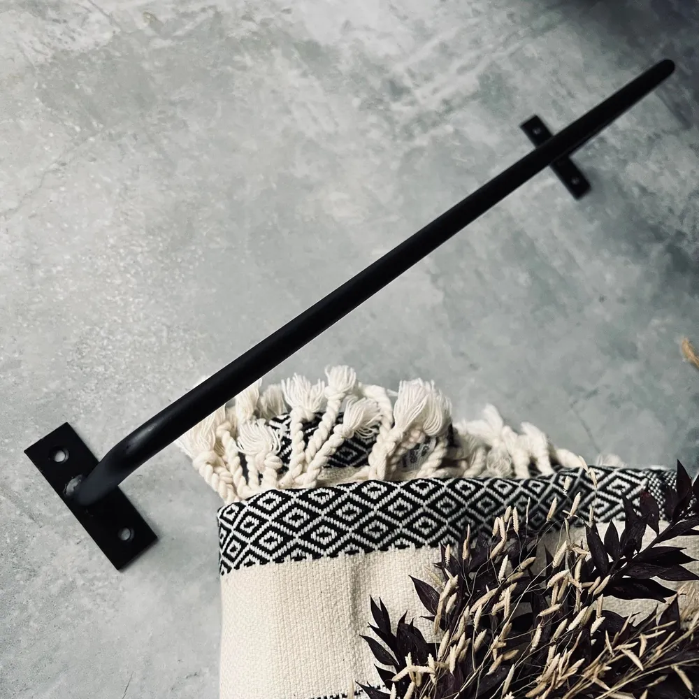 Håndklædeholder i sort jern - 60x10 cm