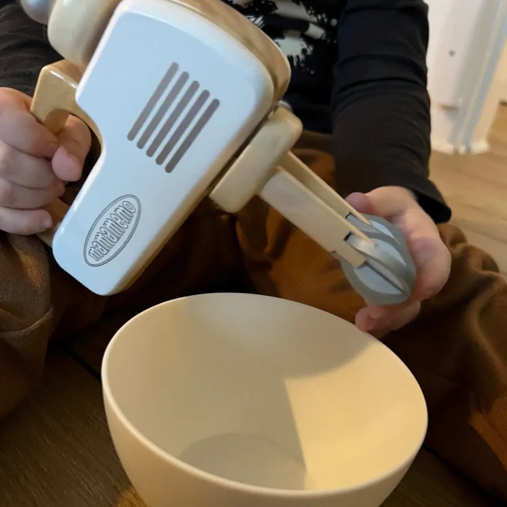 Håndmixer i træ fra MaMaMeMo - Fra 3 år.