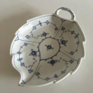 Royal Copenhagen Musselmalet Riflet Bladformet Kagefad No. 145