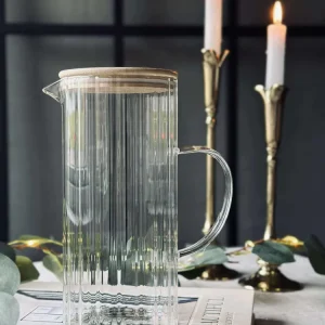 Glas kande med bambus låg