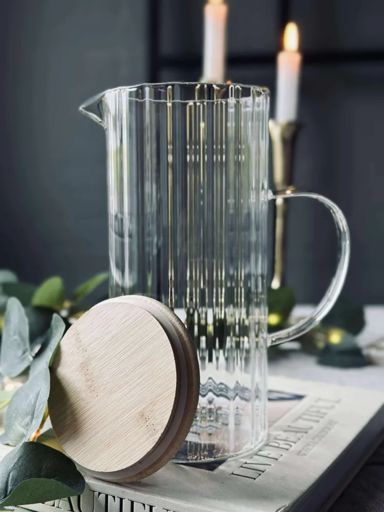 Glas kande med bambus låg