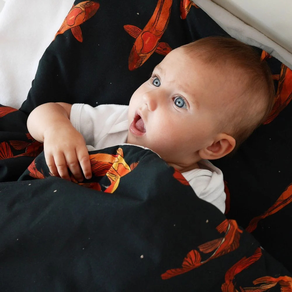 LullaLove Quilt til babyer og større børn Karpie Koi