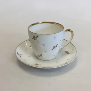 Bing & Grøndahl Gammel Kaffekop dekoreret med små blomster og guldkløver
