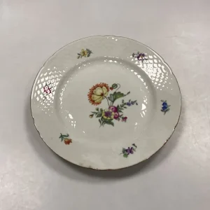 Bing og Grøndahl Saksisk Blomst, Creme Middagstallerken No. 25