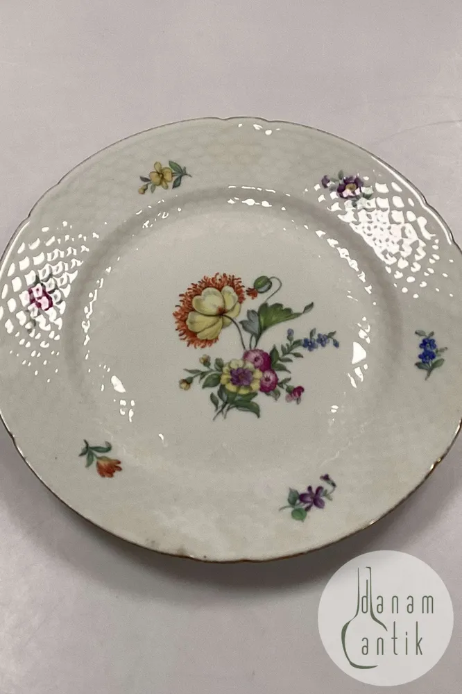 Bing og Grøndahl Saksisk Blomst, Creme Middagstallerken No. 25