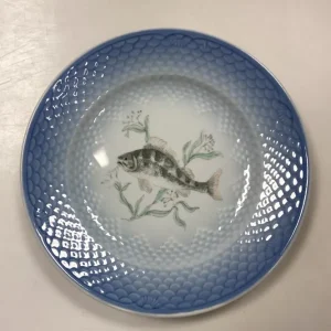 Bing og Grøndahl Blå Tone Fisketallerken Motiv 9 Aborre No. 716 - SKÅRET/SLIDT