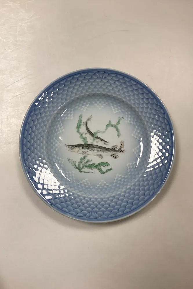 Bing og Grøndahl Blå Tone Fisketallerken Motiv 4 Gedde No. 716 - SKÅRET/SLIDT