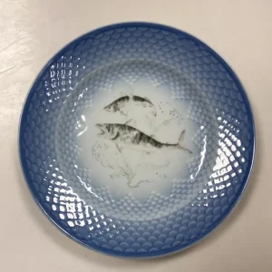 Bing og Grøndahl Blå Tone Fisketallerken Motiv 10 Makrel No. 716 - SKÅRET/SLIDT