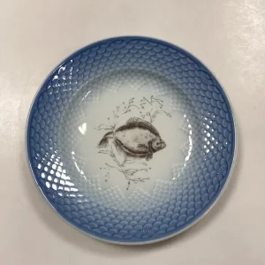 Bing og Grøndahl Blå Tone Fisketallerken Motiv 3 Rødspætte No. 716 - SKÅRET/SLIDT