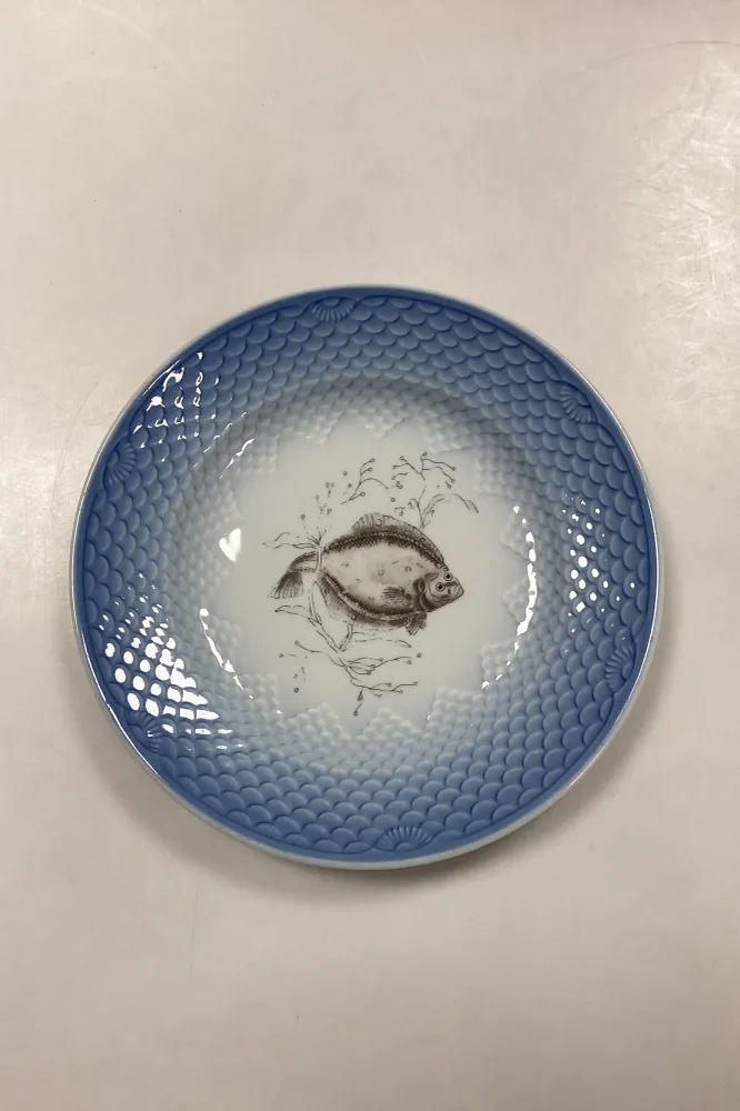 Bing og Grøndahl Blå Tone Fisketallerken Motiv 3 Rødspætte No. 716 - SKÅRET/SLIDT