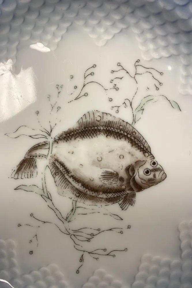 Bing og Grøndahl Blå Tone Fisketallerken Motiv 3 Rødspætte No. 716 - SKÅRET/SLIDT
