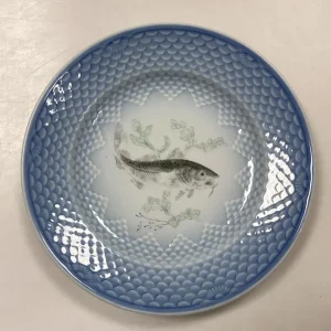 Bing og Grøndahl Blå Tone Fisketallerken Motiv 6 Torsk No. 716 - SKÅRET/SLIDT