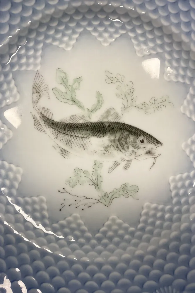Bing og Grøndahl Blå Tone Fisketallerken Motiv 6 Torsk No. 716 - SKÅRET/SLIDT