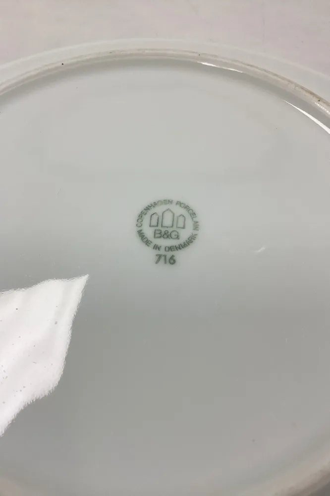 Bing og Grøndahl Blå Tone Hotel med Logo Middagstallerken No. 716/1009 - SKÅRET