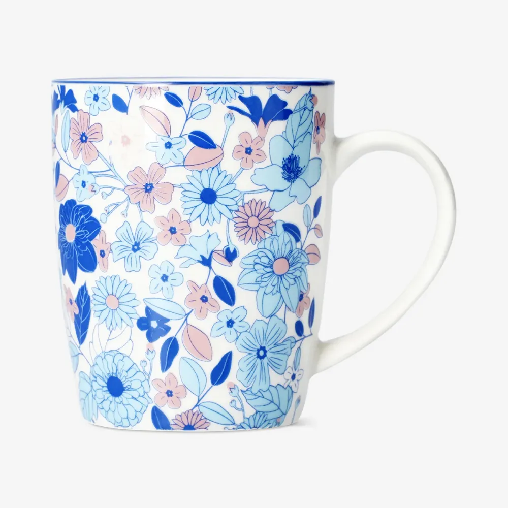 Blå blomstret krus