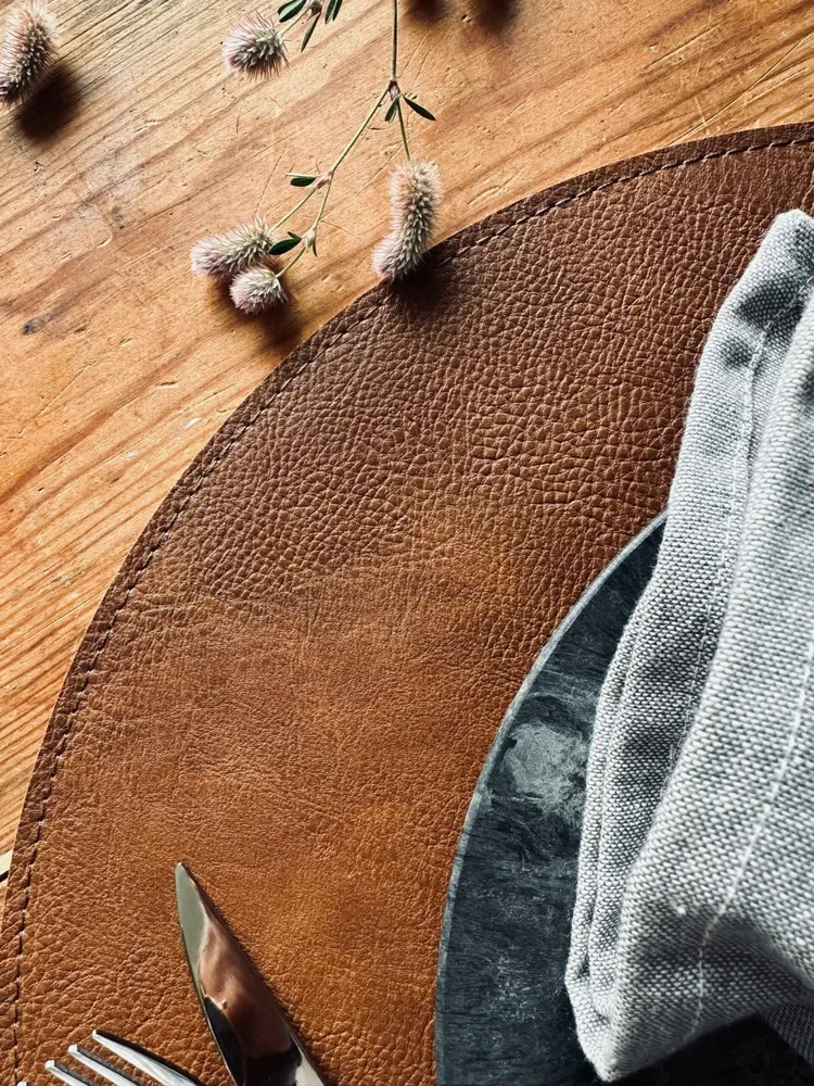 Dækkeserviet Rund – Vendbar Cognac / Natur