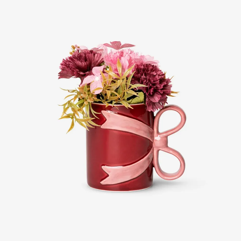 Krus med sløjfehank og kunstige blomster - 400 ml
