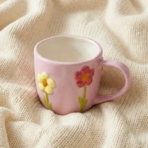 Lyserødt krus med prægede blomster - 330 ml