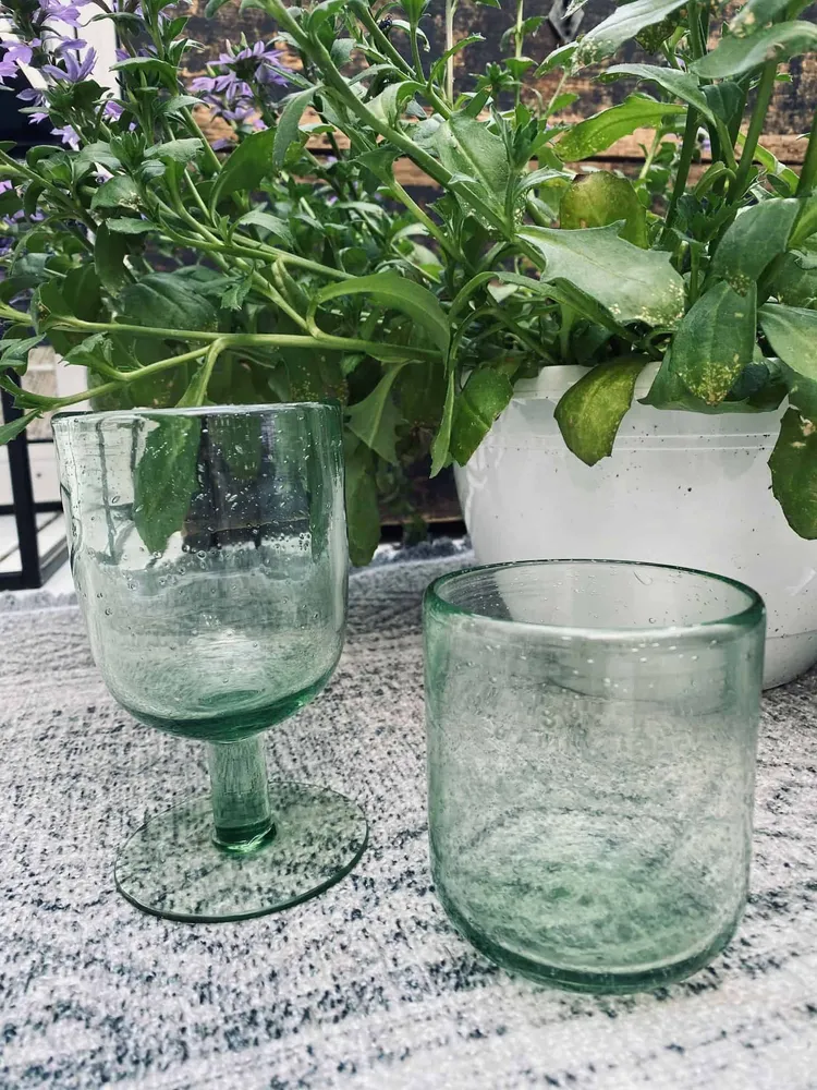 Mundblæst vandglas med bobler – Farve GREEN