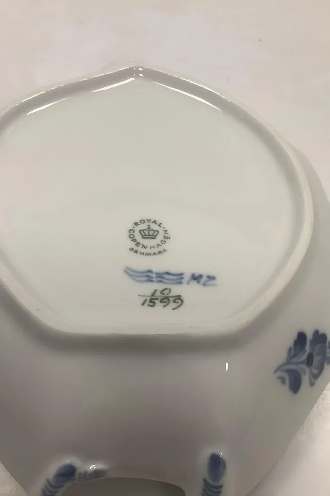 Royal Copenhagen Blå Blomst Svejfet Bladformet Asiet nr. 1599