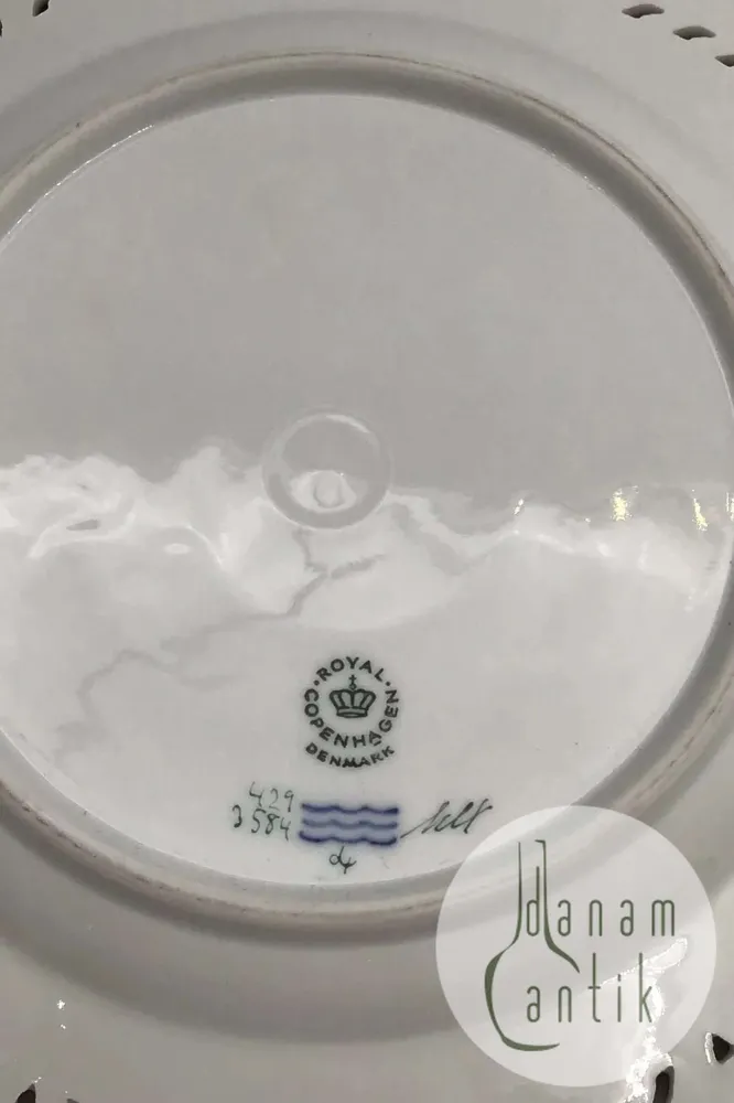 Royal Copenhagen Flora Danica Frugttallerken No. 429/3584.