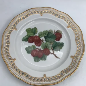 Royal Copenhagen Flora Danica Frugttallerken No. 429/3584.