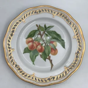 Royal Copenhagen Flora Danica Frugttallerken No. 429/3584.