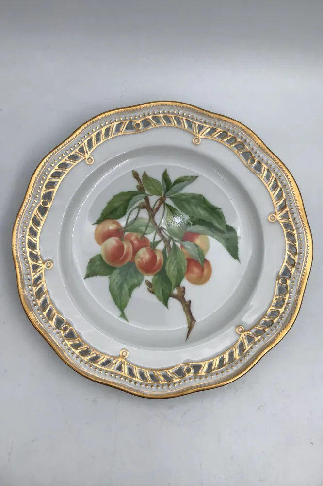 Royal Copenhagen Flora Danica Frugttallerken No. 429/3584.
